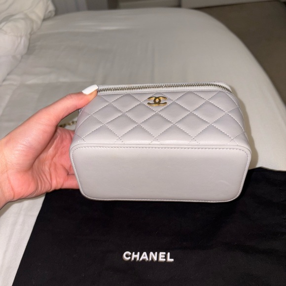 Chanel Ivory Quilted Mini Bag with Gold Accents - Picture 2 of 7